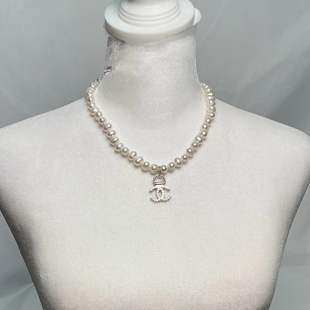 Pearl Necklace with Silver Charm Chanel - Picture 4 of 7